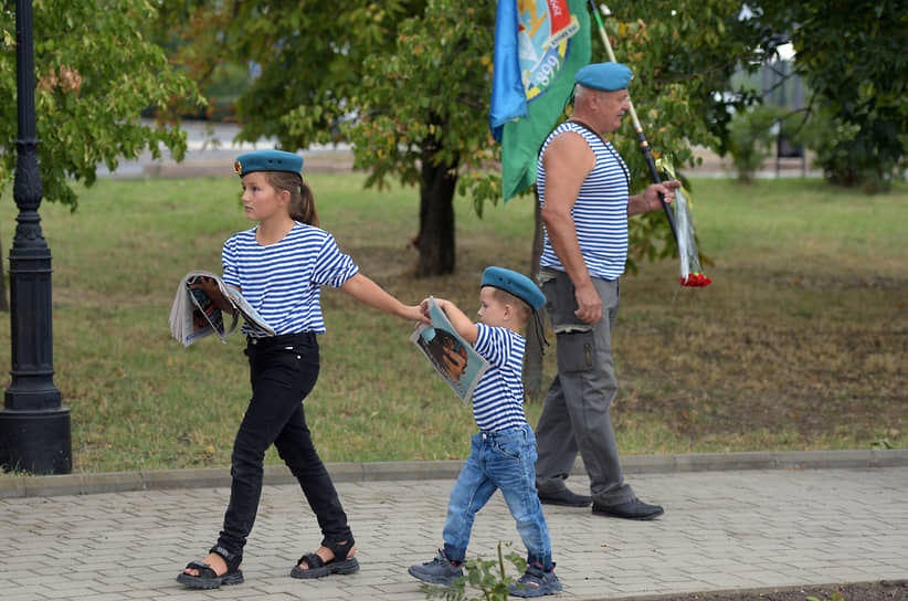 Гуляния бывших десантников в Донецке