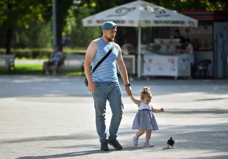 Бывший десантник с дочкой в Новосибирске