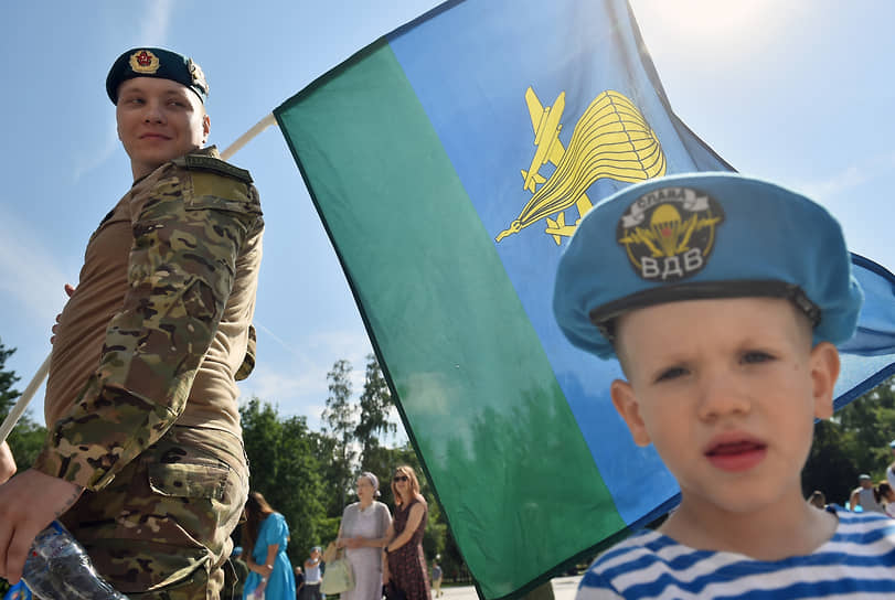 Гуляния бывших десантников в Новосибирске