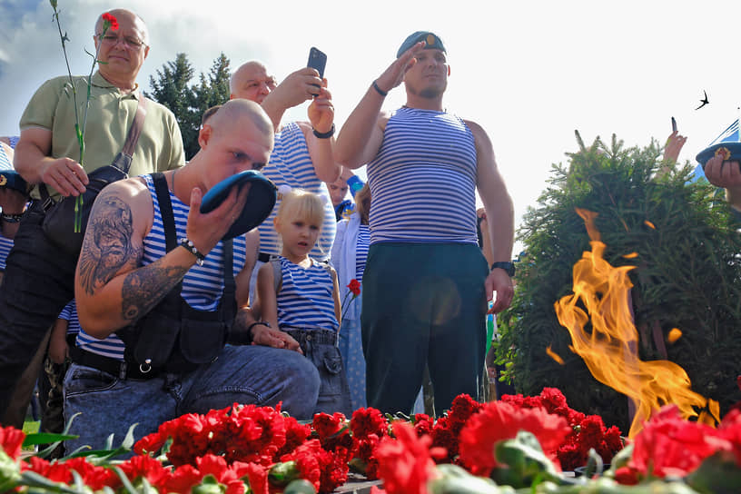 Церемония возложения цветов к Вечному огню памятника «Павшим борцам революции» на Марсовом поле в Санкт-Петербурге