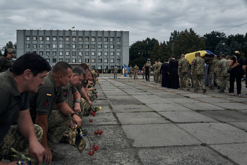 26 августа Вооруженные силы Украины потеряли один из первых переданных стране истребителей F-16, сообщила газета The Wall Street Journal со ссылкой на американского чиновника. По его данным, самолет разбился в результате ошибки пилота. Первую партию F-16 Украина получила в конце июля
&lt;br>На фото: церемония прощания с украинским пилотом F-16 в Шепетовке Хмельницкой области 