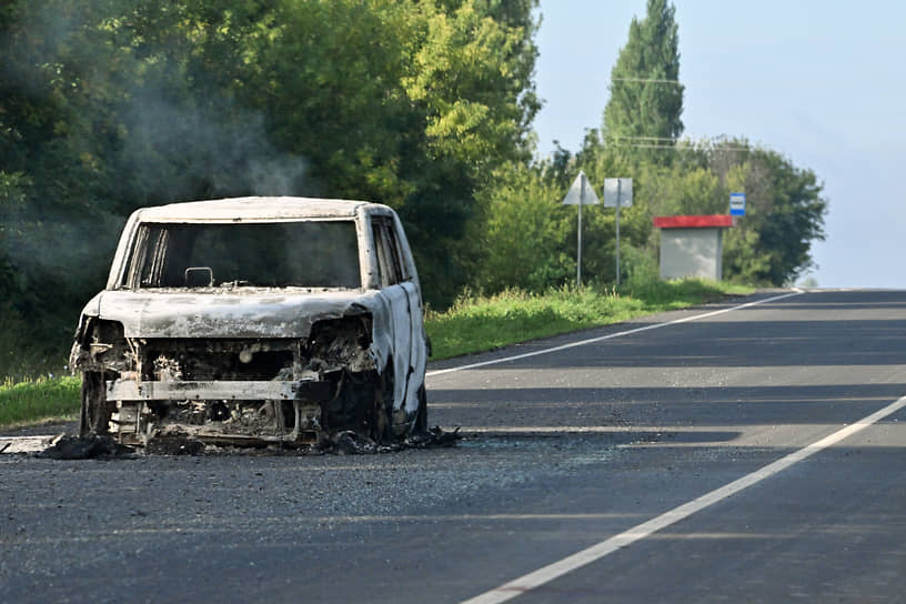 7 августа в Курской области был объявлен режим чрезвычайной ситуации, проводится эвакуация местных жителей с приграничных территорий. Развернут 21 пункт временного размещения 
&lt;br>На фото: разбитый после обстрела дронами гражданский автомобиль на трассе между Курском и Суджей 