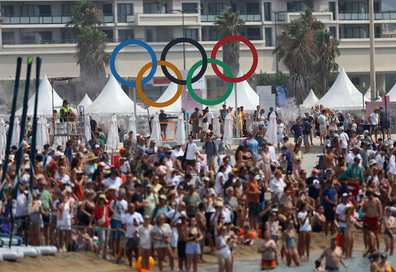 Зрители соревнований по парусному спорту в марсельской гавани