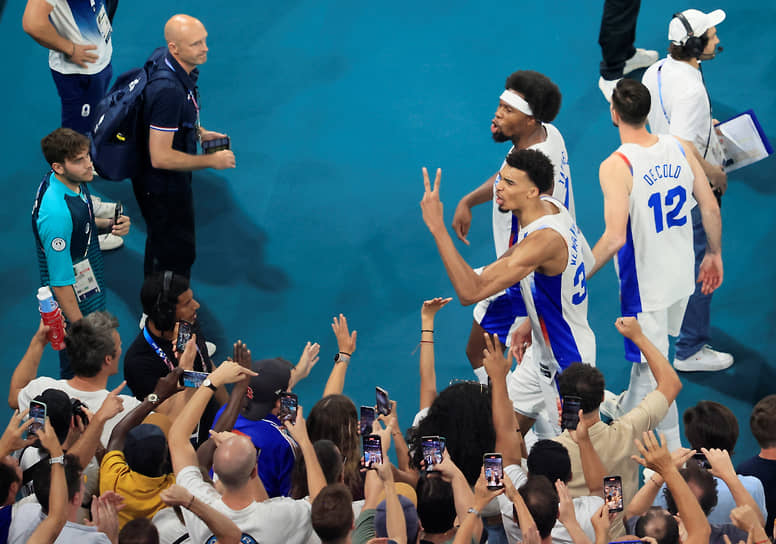 Француз Виктор Вембаньяма с партнерами по команде после победы над Канадой