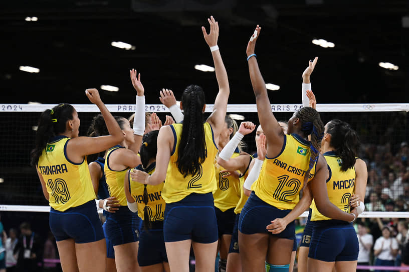 Сборная Бразилии после победы в четвертьфинале над Доминиканой