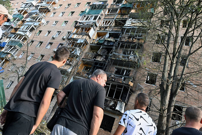 Последствия падения сбитой ракеты ВСУ на жилой многоэтажный дом в Железнодорожном округе Курска