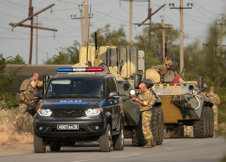 Военная техника и автомобиль военной автомобильной инспекции (ВАИ) у здания колонии под Волгоградом