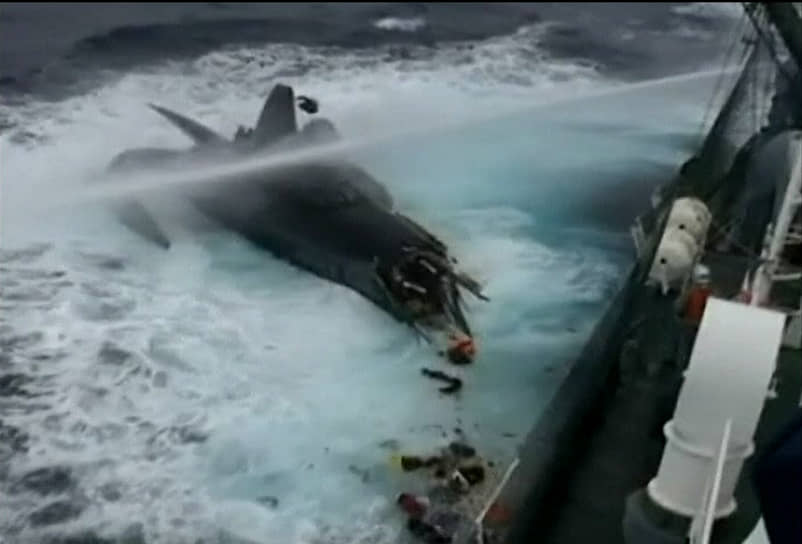 Тримаран Ady Gil после столкновения с Shonan Maru 2