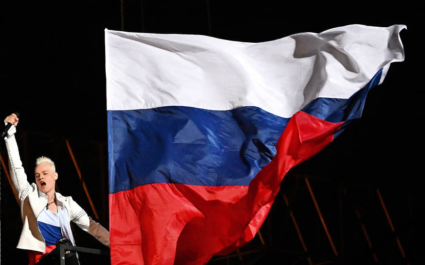 Москва, Россия. Певец Shaman (Ярослав Дронов) на праздновании Дня государственного флага России