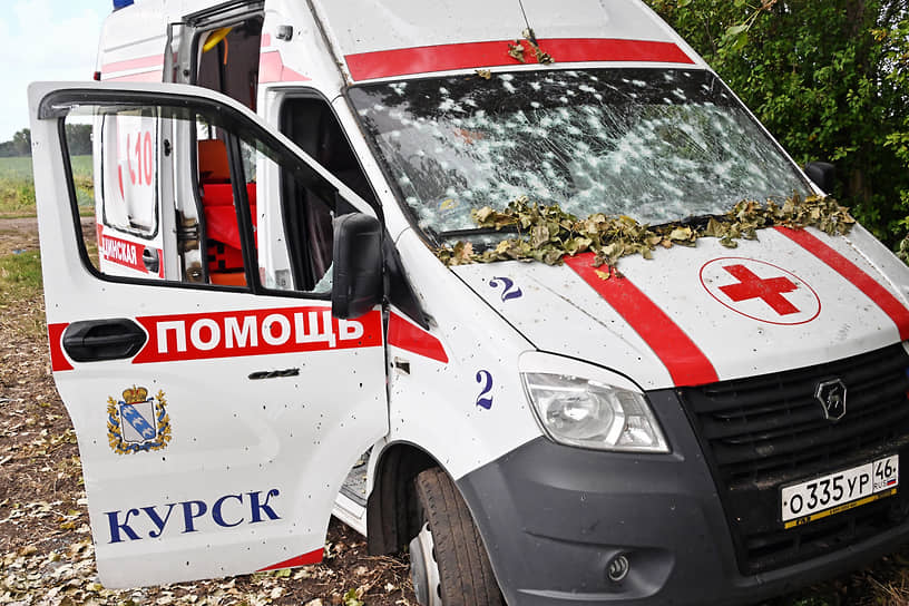 Суджа, Россия. Поврежденный в результате атаки дрона автомобиль скорой помощи