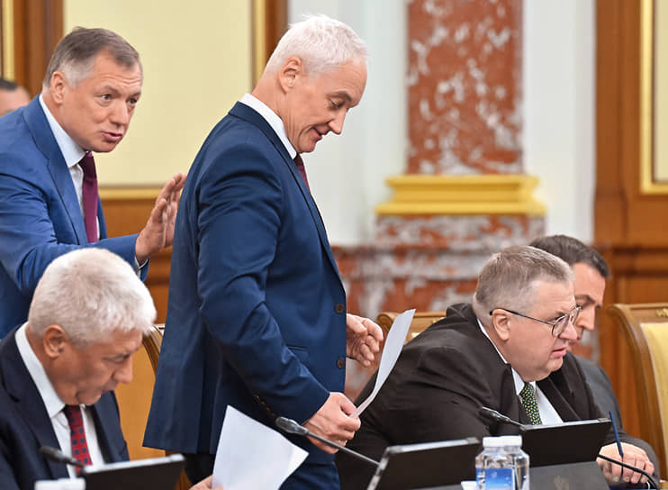 Москва, Россия.  Слева направо: вице-премьер Марат Хуснуллин, министр внутренних дел Владимир Колокольцев, министр обороны Андрей Белоусов, вице-премьеры Алексей Оверчук и Дмитрий Патрушев перед началом заседания правительства