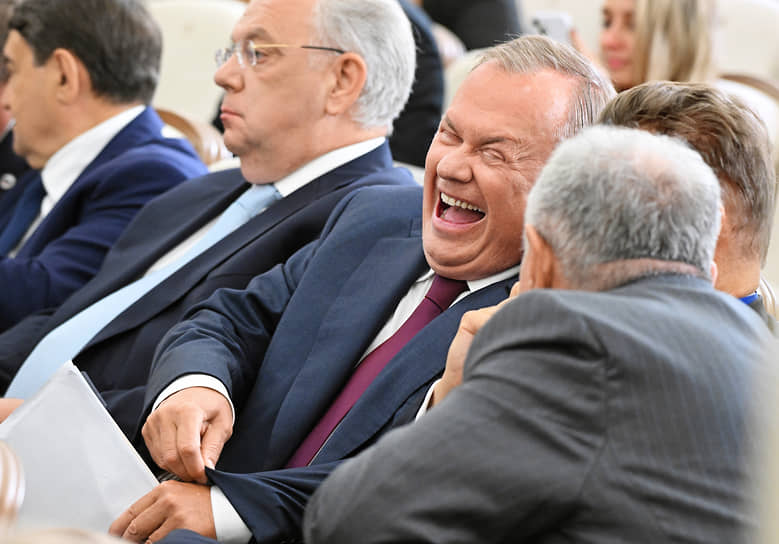 Баку, Азербайджан. Президент, председатель правления ВТБ Андрей Костин (в центре) на российско-азербайджанских переговорах