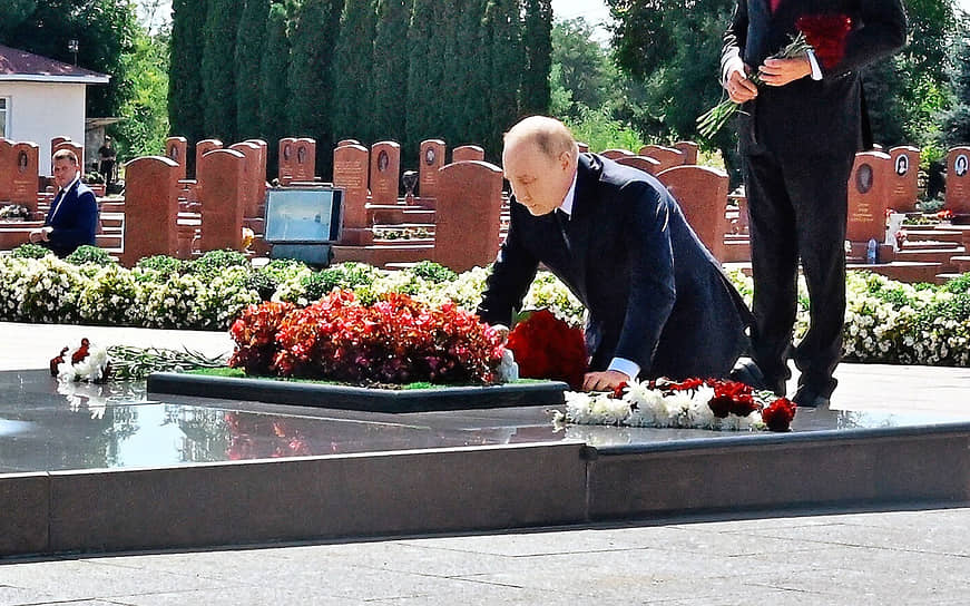 Беслан, Россия. Президент Владимир Путин посетил мемориальный комплекс «Город ангелов»