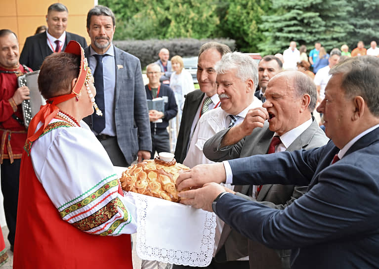 Московская область, Россия. Справа налево: председатель комитета Госдумы по аграрным вопросам Владимир Кашин, лидер КПРФ Геннадий Зюганов и директор ЗАО «Совхоз имени Ленина» Павел Грудинин перед началом экономического форума «Социально-экономическая программа КПРФ и ее законодательное обеспечение»