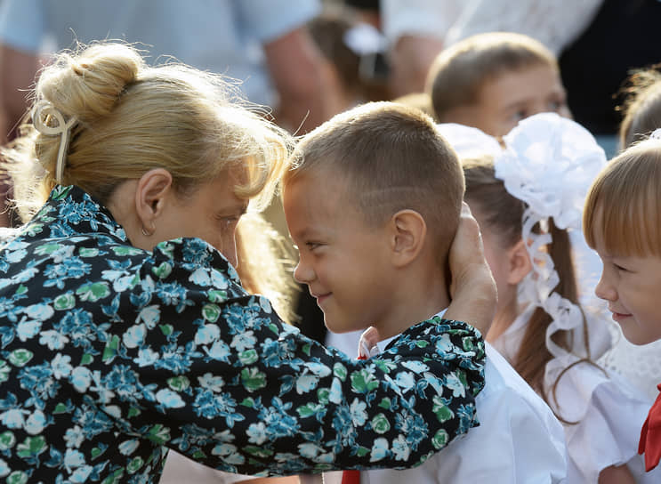 Ученики перед началом линейки в школе №46 в Калининграде