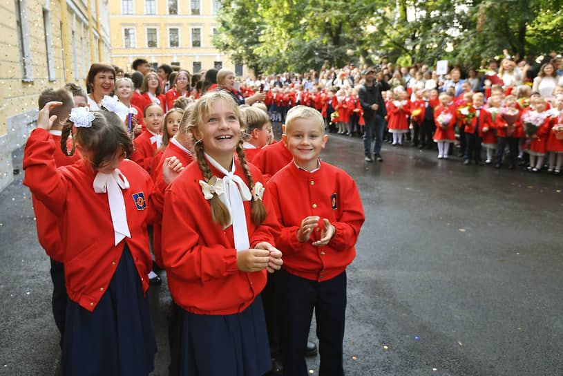 Учителя взрывают хлопушки на линейке в школе № 280 им. М.Ю. Лермонтова в Санкт-Петербурге