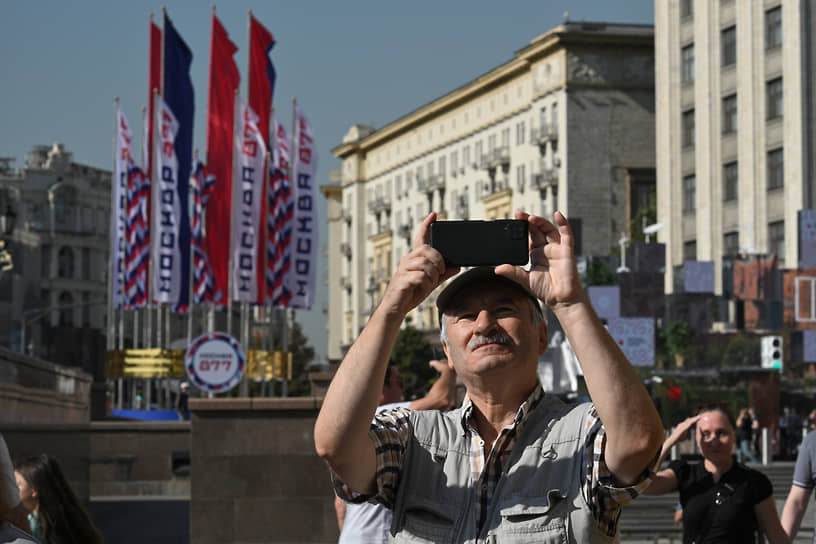 Люди на улицах Москвы в День города