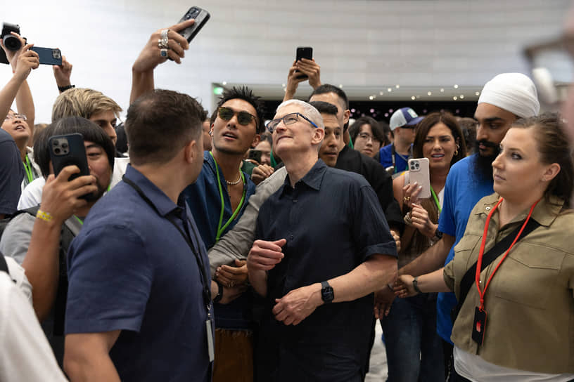 Глава Apple Тим Кук (в центре) делает селфи с гостями презентации