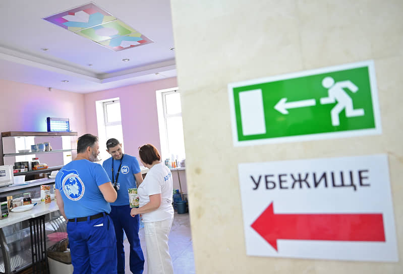 Волонтеры центра гуманитарной помощи в Курском цирке 