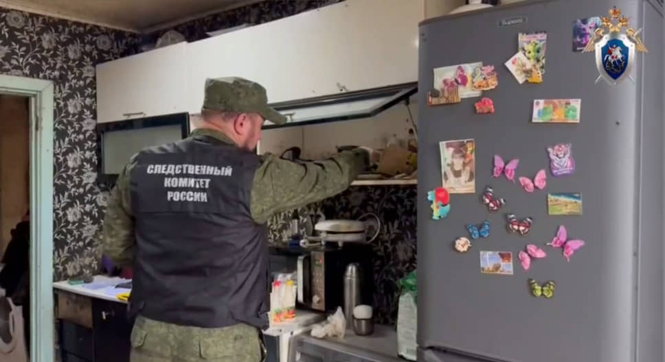 Следствие изучает содержимое кухонных ящиков в квартире отравившейся семьи из Красноярского края