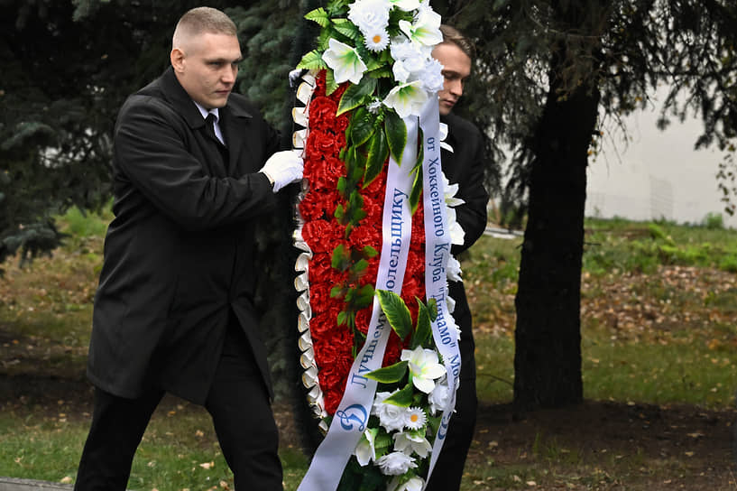 Венок, присланный хоккейным клубом «Динамо» 