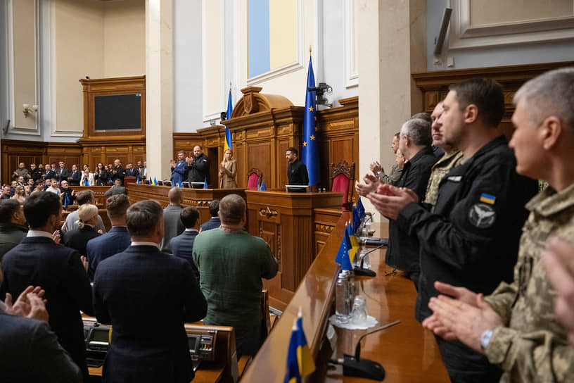 16 октября президент Украины Владимир Зеленский представил в Верховной раде «план победы». Первым пунктом он назвал приглашение Украины в НАТО до окончания военного конфликта. В ЕС и штаб-квартире НАТО на «план победы» отреагировали сдержанно. Об этом заявил министр обороны Польши Владислав Косиняк-Камыш на встрече глав военных ведомств стран НАТО в Брюсселе