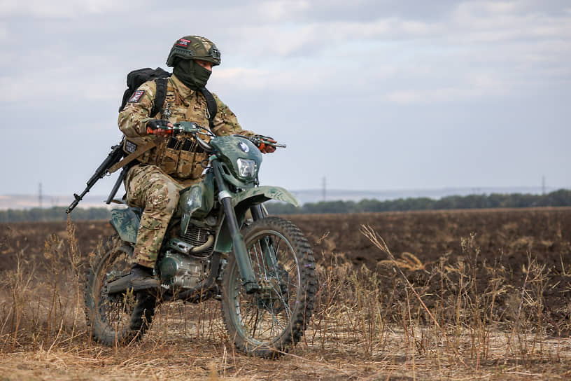 Военнослужащий специального инженерно-саперного отряда имени генерала Д.М. Карбышева в зоне действия Южной группировки войск