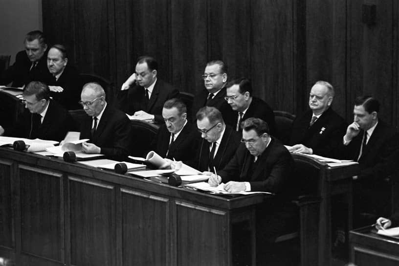 VII сессия Верховного Совета СССР в декабре 1965 года. Слева направо в первом ряду: Михаил Суслов, Николай Подгорный, Анастас Микоян, Алексей Косыгин, Леонид Брежнев. Во втором ряду: Владимир Щербицкий, Борис Пономарев, Александр Шелепин, Андрей Кириленко, Геннадий Воронов, Николай Шверник, Дмитрий Полянский