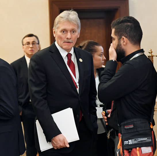 Пресс-секретарь президента РФ Дмитрий Песков (в центре)