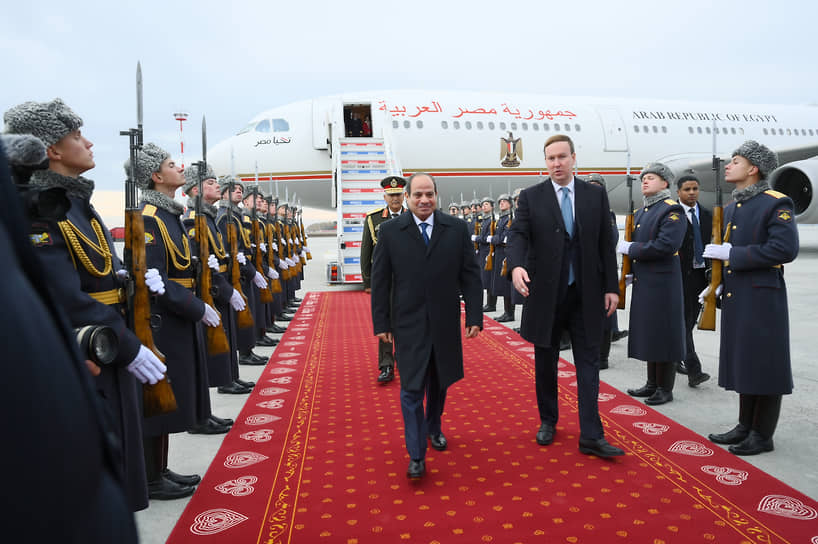 Президент Египта Абдель Фаттах ас-Сиси (в центре) в аэропорту Казани