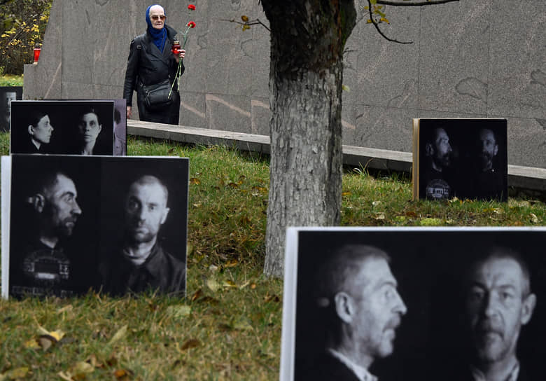 Портреты на территории мемориального комплекса