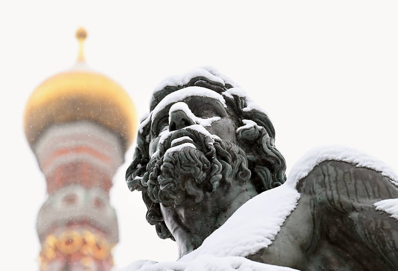 Традиционная церемония возложения цветов к памятнику Кузьме Минину и Дмитрию Пожарскому приурочена ко Дню народного единства

