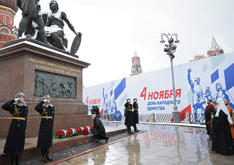 Владимир Путин возложил цветы, а затем поклонился памятнику Минину и Пожарскому