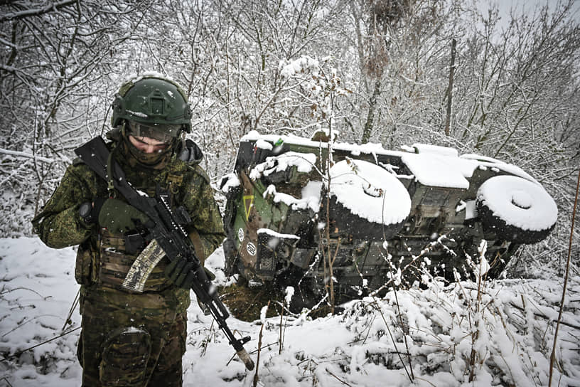 Военнослужащий спецназа «Ахмат» около подбитого бронеавтомобиля в Курской области 