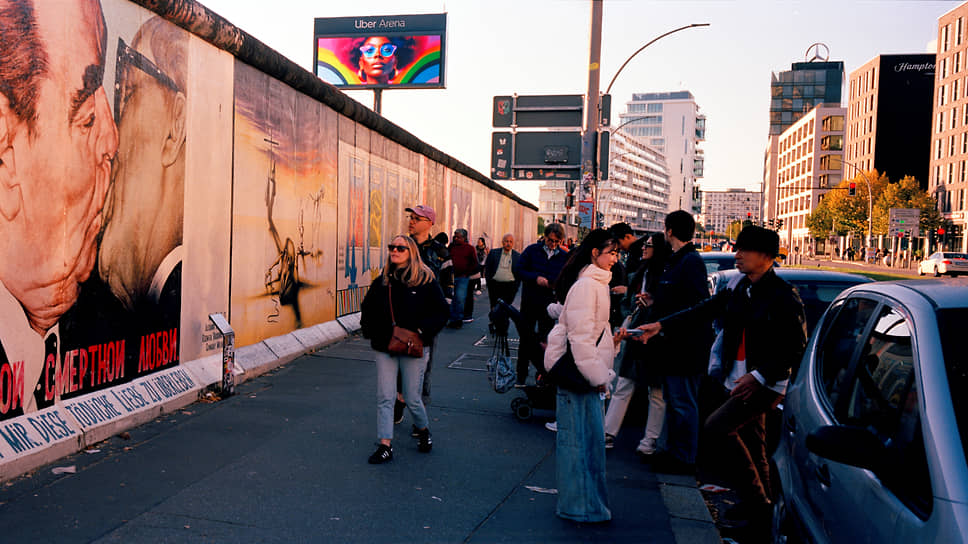 Крупнейший сохранившийся участок стены носит название East Side Gallery, а граффити Дмитрия Врубеля с 
целующимися Леонидом Брежневым и Эрихом Хонеккером едва ли не самое известное произведение в этом музее под открытым небом