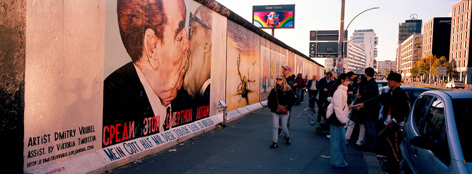 Крупнейший сохранившийся участок стены носит название East Side Gallery, а граффити Дмитрия Врубеля с 
целующимися Леонидом Брежневым и Эрихом Хонеккером едва ли не самое известное произведение в этом музее под открытым небом