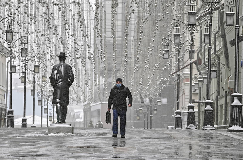 Безлюдные переулки Москвы (на фото — Камергерский) радовали жителей столицы, вот только причина не располагала к веселью