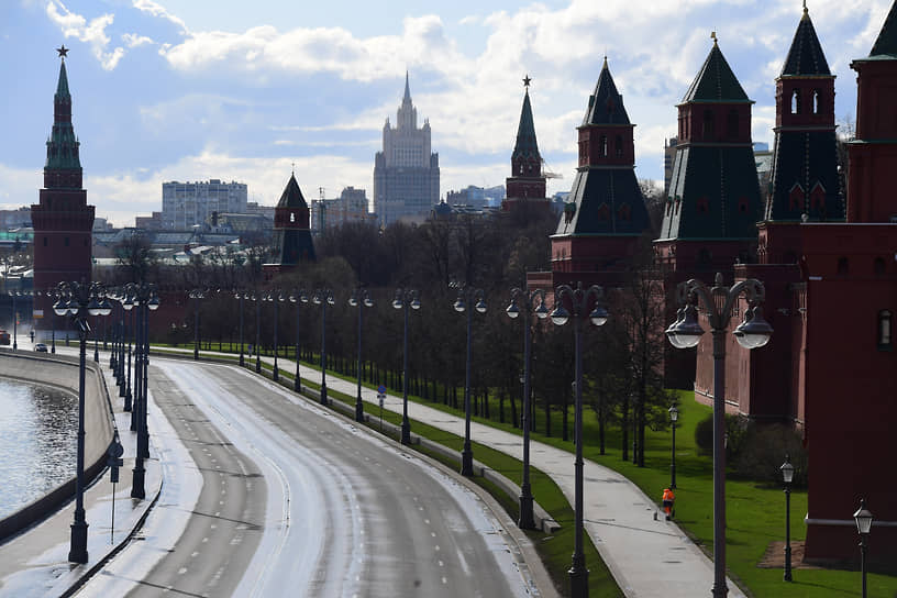 Пустая Кремлевская набережная в разгар пандемии весной 2020 года