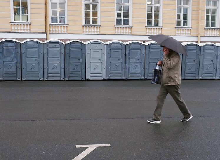 Практика устанавливать временные отхожие места в период народных гуляний возникла в Петербурге еще несколько веков назад. На фото — подготовка к параду на Дворцовой площади в Санкт-Петербурге весной 2023 года