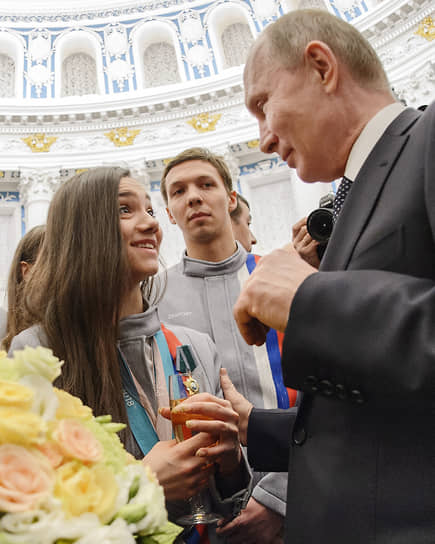 Евгения Медведева с президентом Владимиром Путиным на церемонии вручения государственных наград победителям и призерам Олимпийских игр 2018 года в Пхенчхане