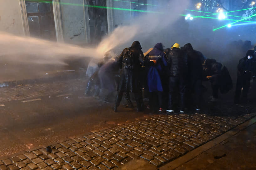 Полицейские используют водометы
