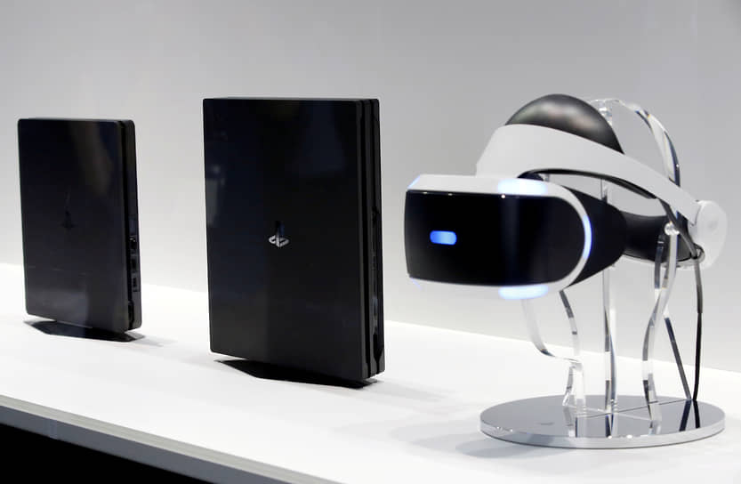 В дополнение к  PlayStation 4 Pro предлагали очки виртуальной реальности PlayStation VR headset (L-R)