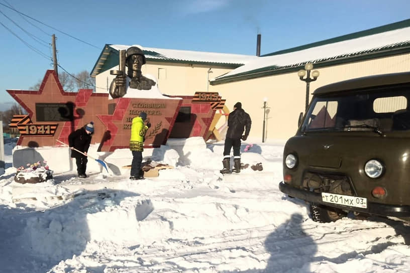 В деревне Клюевка на Байкале знают, что самая большая проблема для жителей — смерть. Потому что хоронить их скоро будет негде