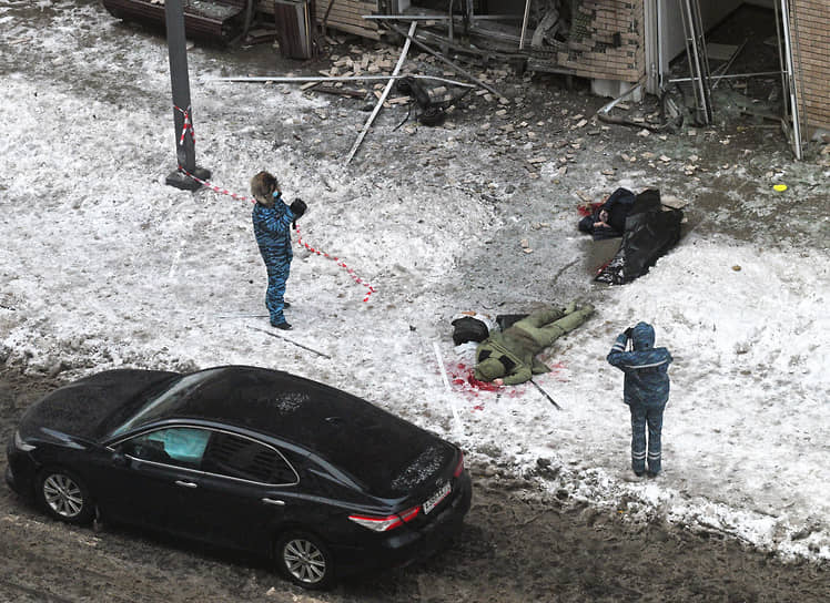 Взрыв у дома на Рязанском проспекте прогремел в шесть часов утра, когда водитель заехал за генералом Кирилловым и они, выйдя из подъезда, направились к служебной Toyota
