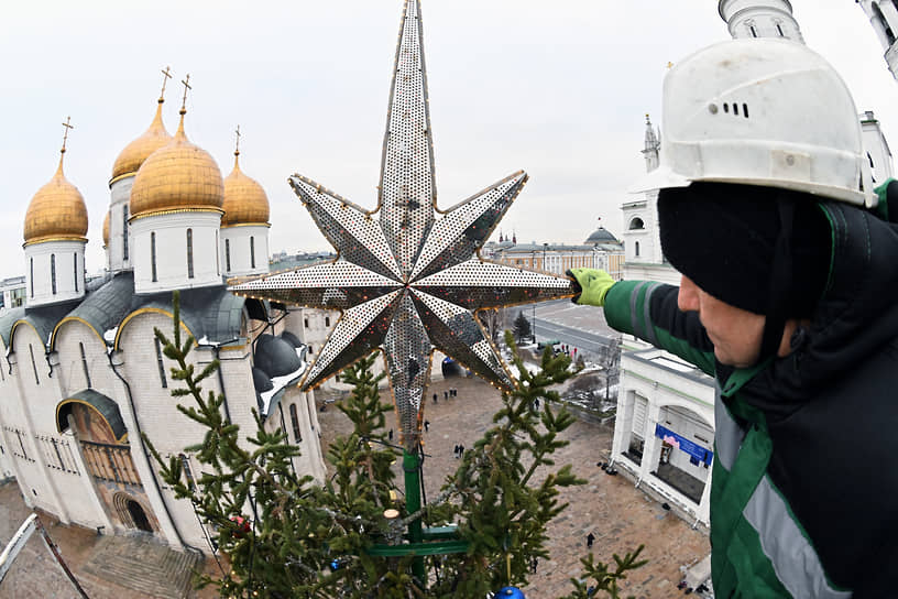 Украшение новогодней елки на Соборной площади