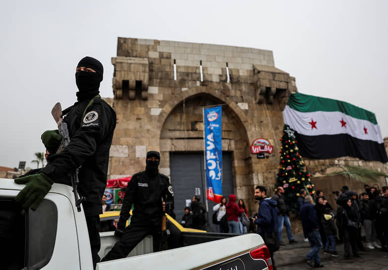 Дамаск, Сирия. Сирийские силовики охраняют порядок на акции протеста против сожжения рождественской елки