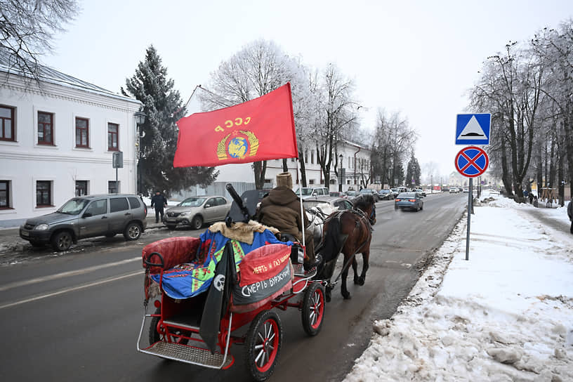 Повозка с лошадьми на одной из улиц Суздаля