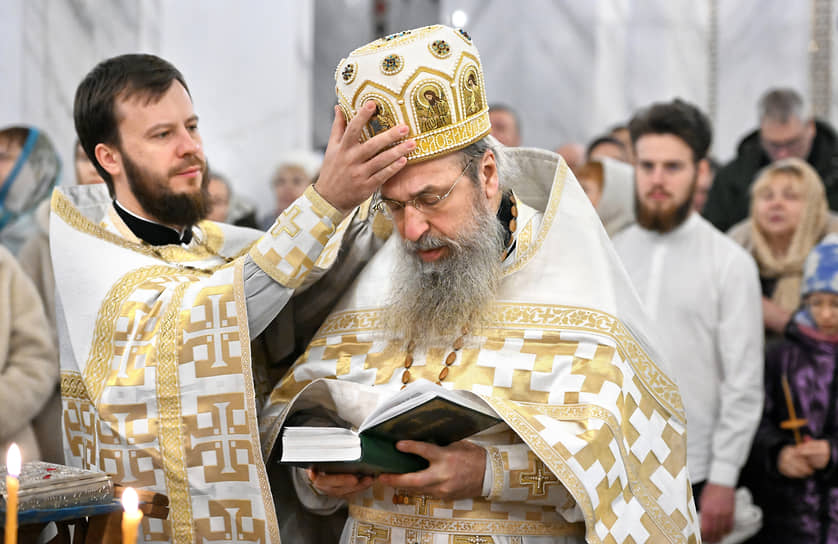 Москва. Настоятель храма Покрова Пресвятой Богородицы архимандрит Мелхиседек на рождественской службе