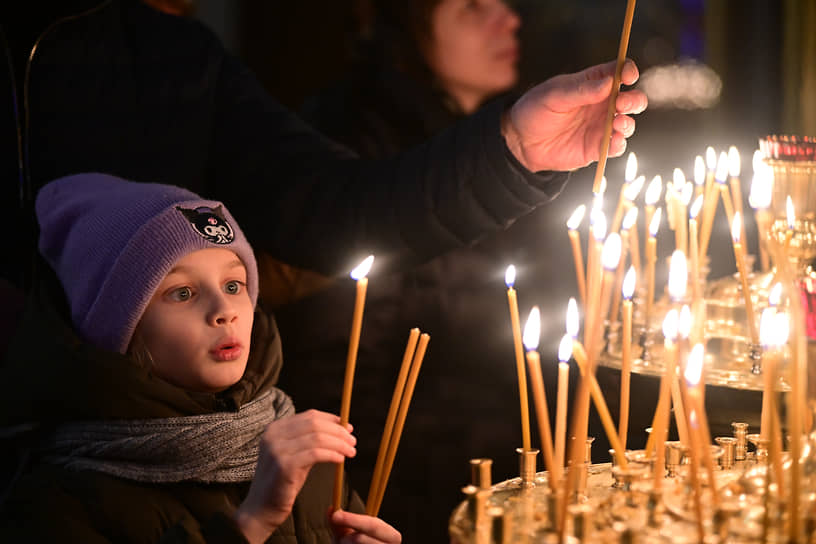 Санкт-Петербург. Верующие перед рождественским богослужением в Казанском кафедральном соборе