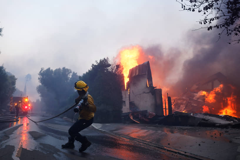 Во многих школах приостановлены занятия. Из-за перебоев в подаче электричества наблюдаются задержки на линиях метро. Информации о жертвах не поступало